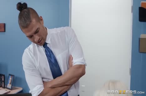 Грудастая милфа обкатывает член коллеги на работе 1