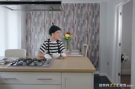 Мамка с большими дойками уложила в постель молодого парня 1