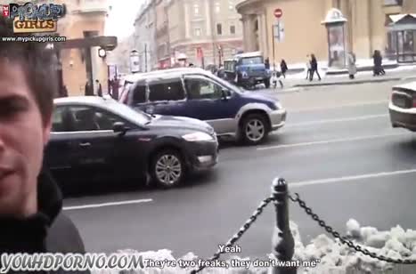 Доступная блондинка в чулках решилась на групповое порно 1