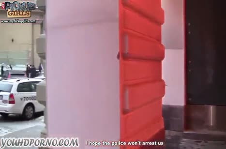 Доступная блондинка в чулках решилась на групповое порно