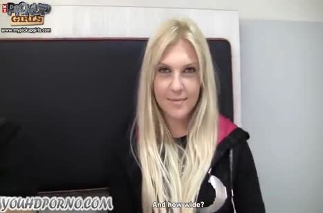 Доступная блондинка в чулках решилась на групповое порно 3