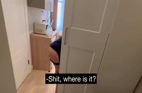 Встретила гостя в нижнем белье и позвала к себе 1